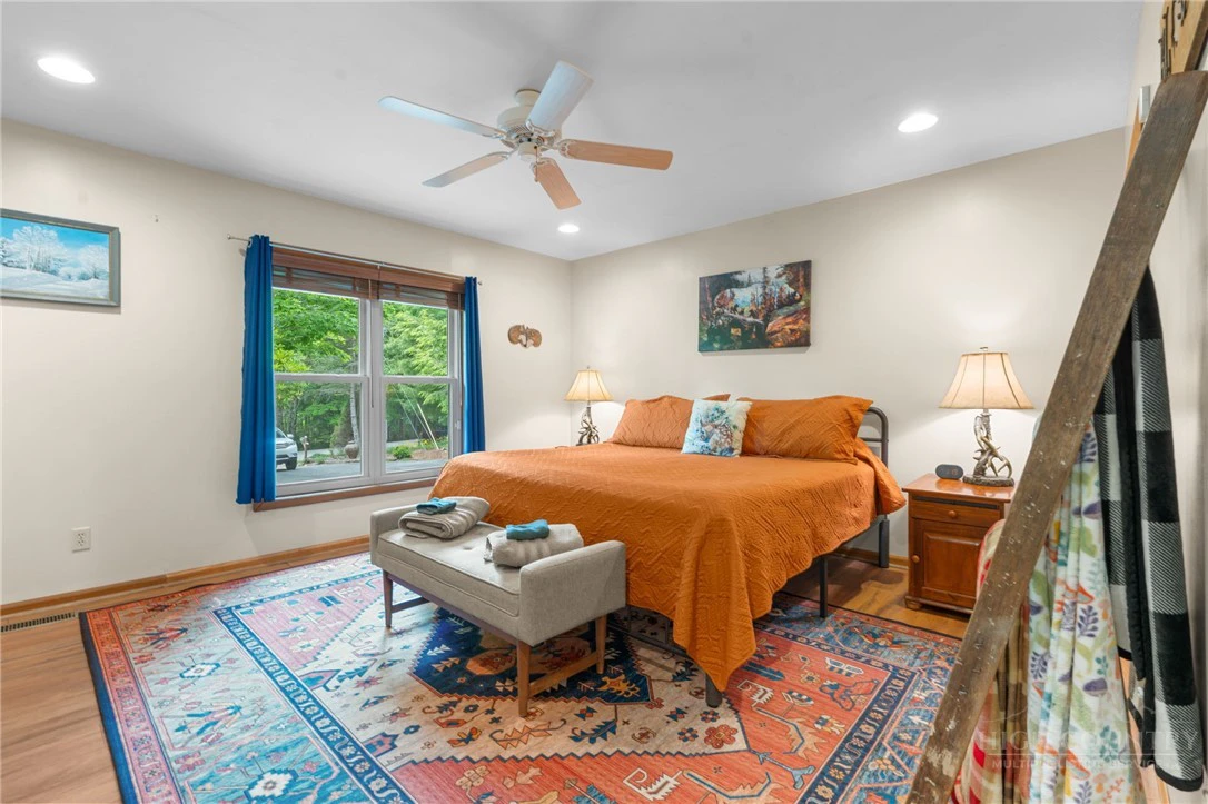 Image number 14 for the current listing