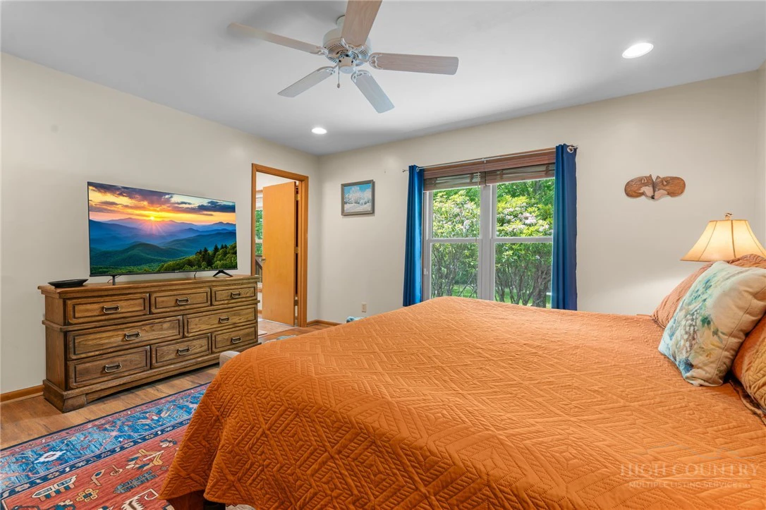 Image number 15 for the current listing