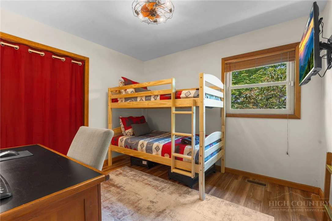 Image number 11 for the current listing
