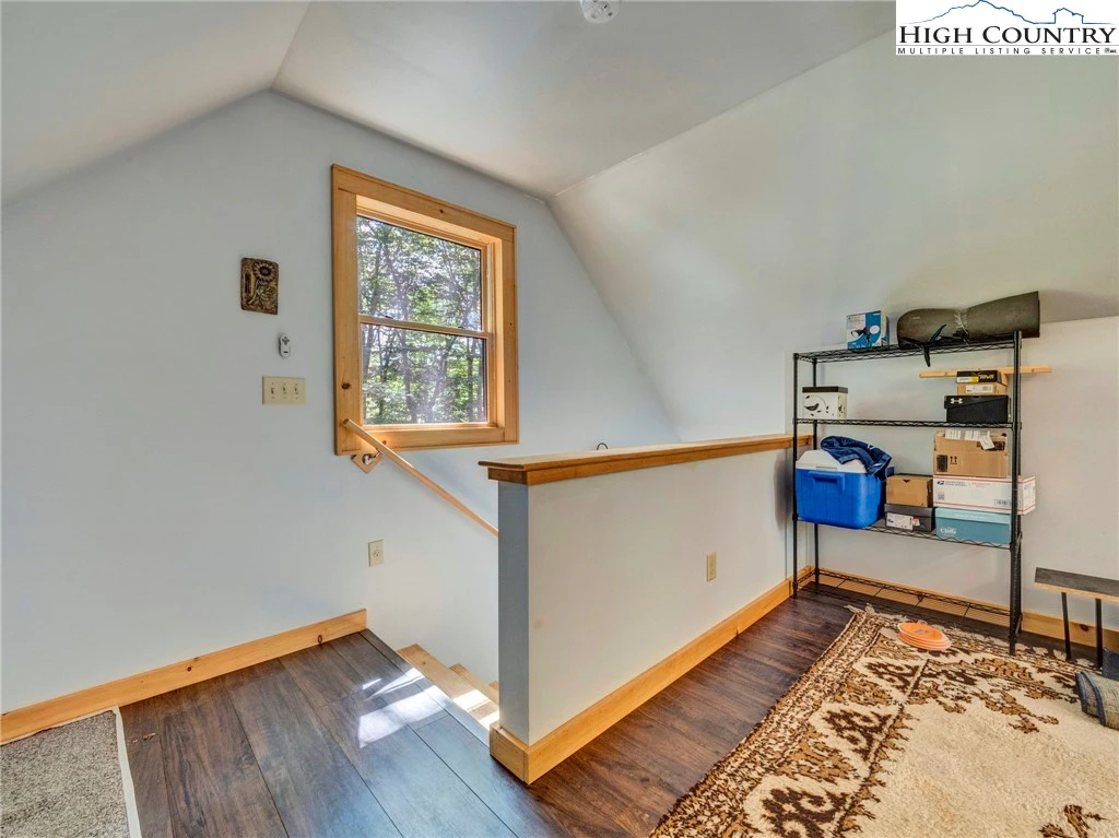 Image number 18 for the current listing