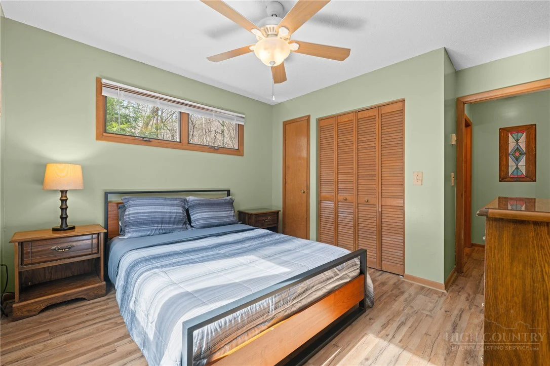 Image number 4 for the current listing