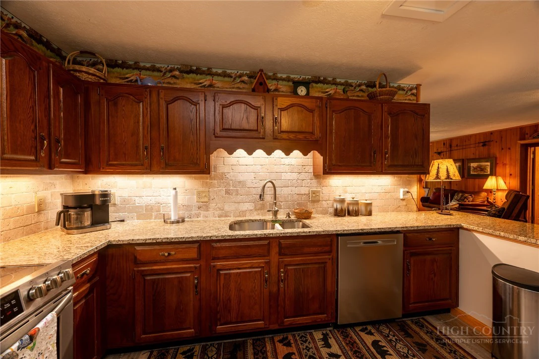 Image number 11 for the current listing