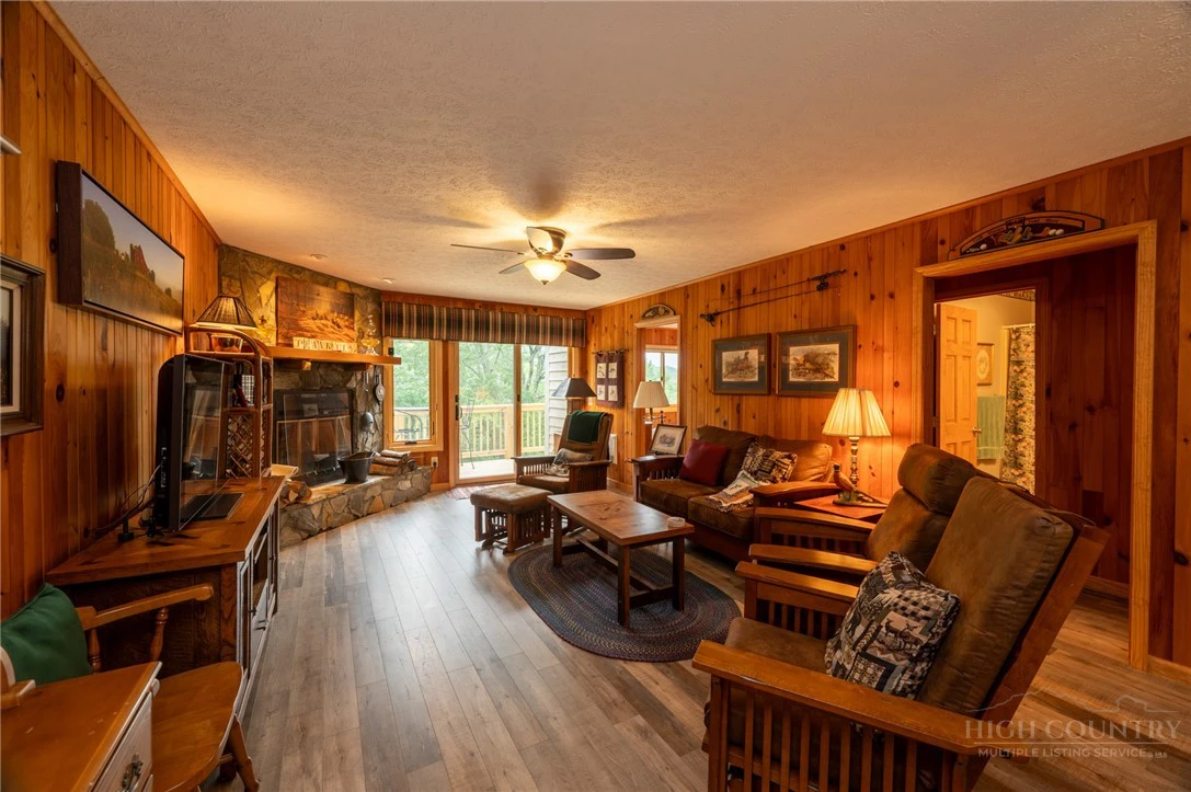 Image number 15 for the current listing