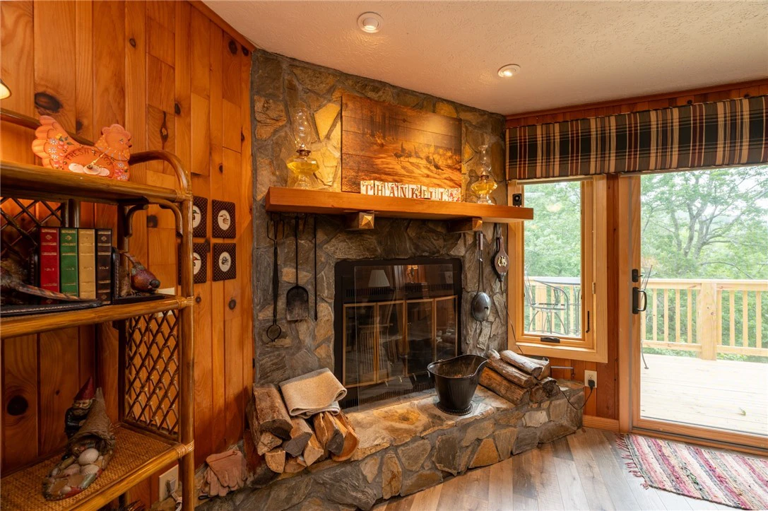Image number 17 for the current listing