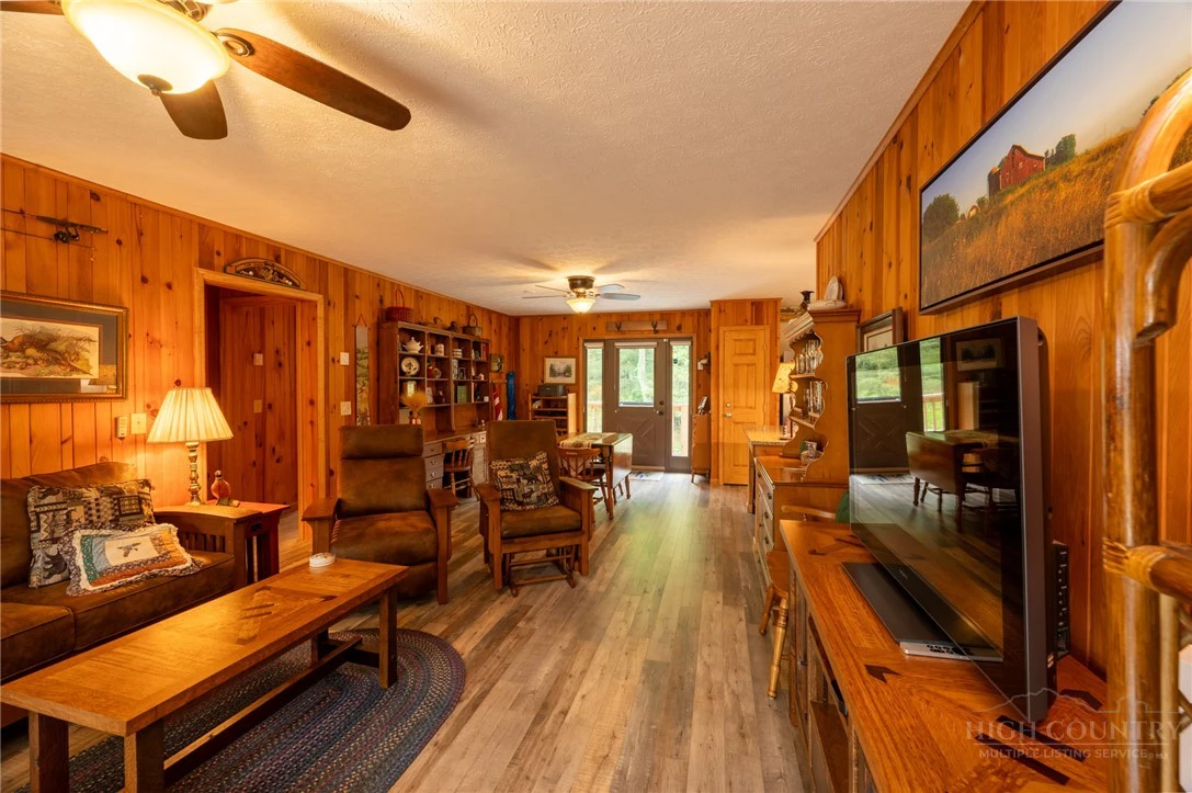 Image number 19 for the current listing