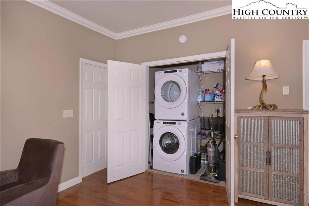 Image number 5 for the current listing