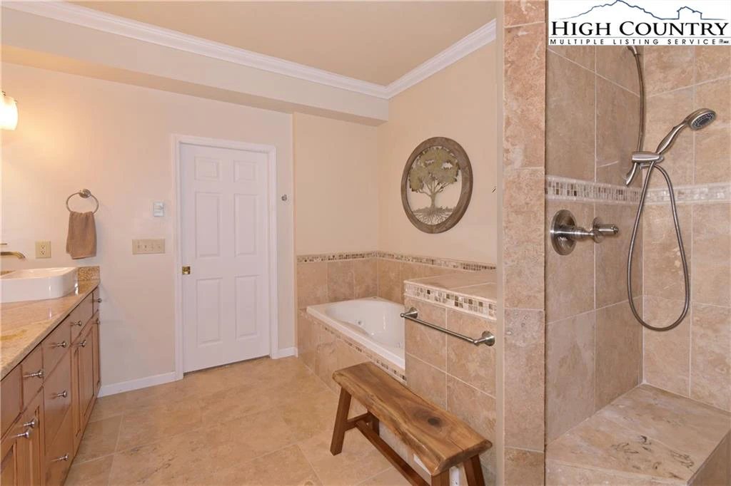 Image number 10 for the current listing