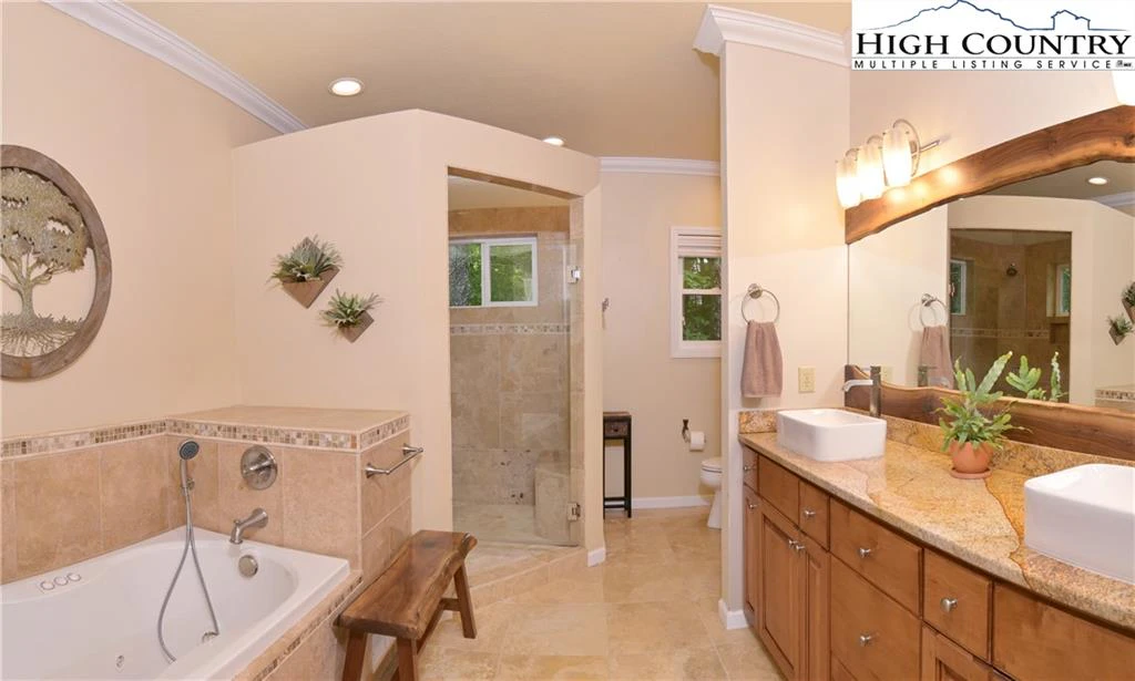 Image number 11 for the current listing