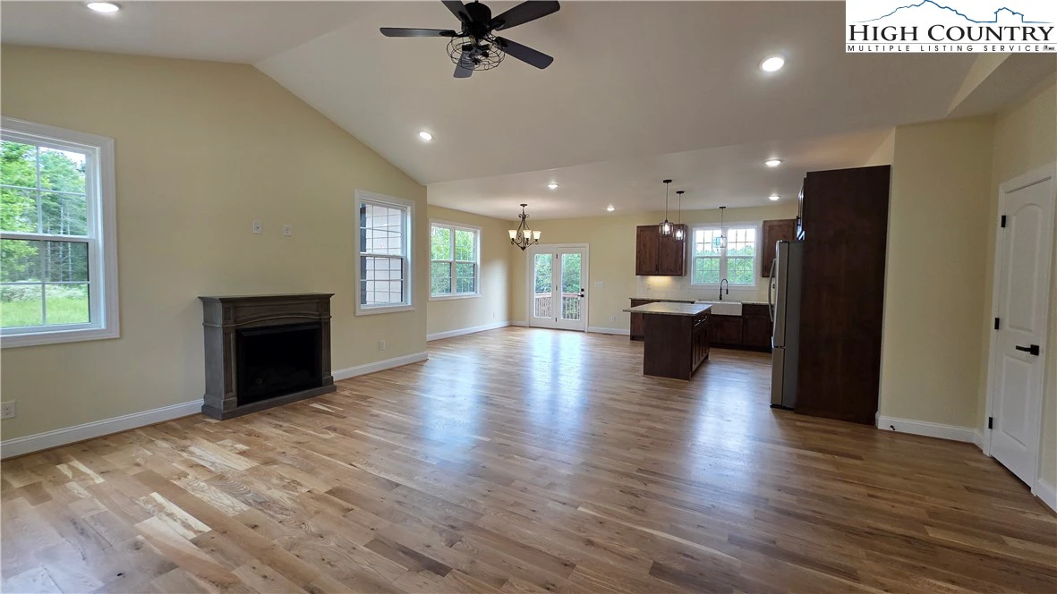 Image number 18 for the current listing