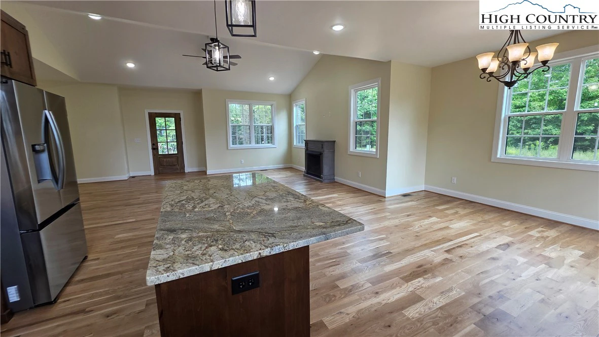 Image number 14 for the current listing