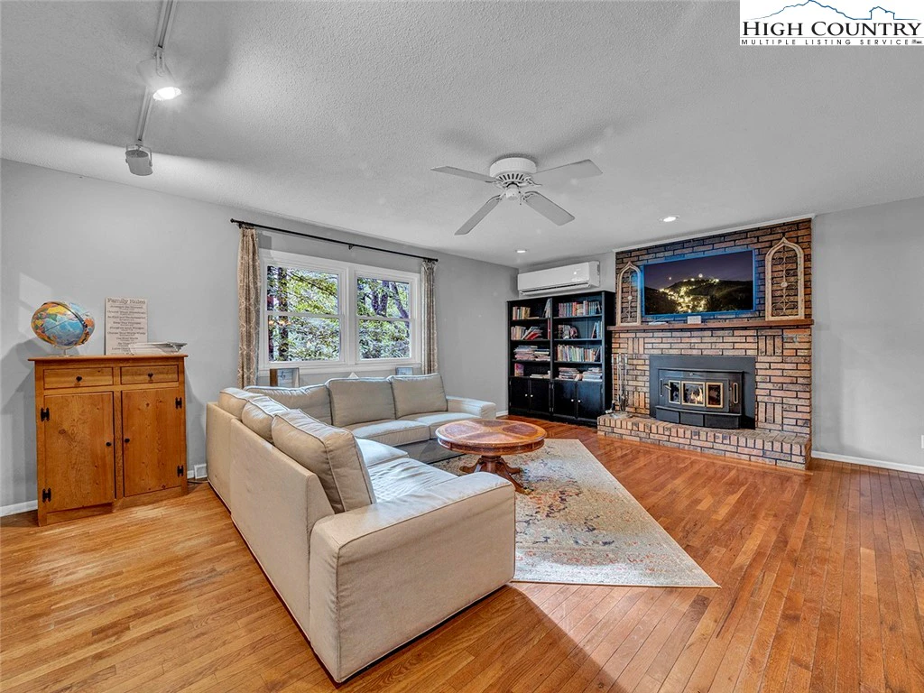 Image number 8 for the current listing