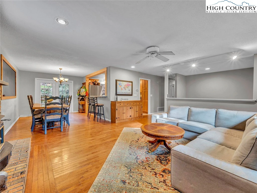 Image number 7 for the current listing