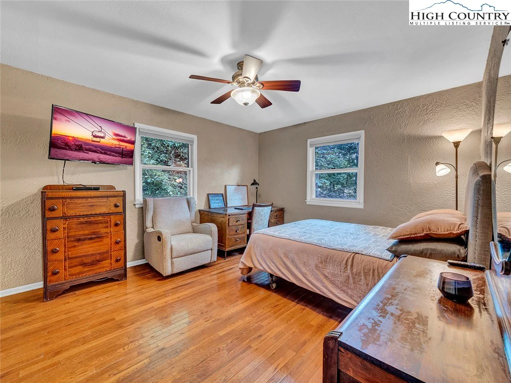 Image number 18 for the current listing