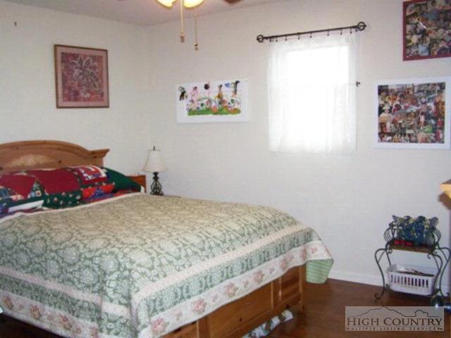 Image number 11 for the current listing