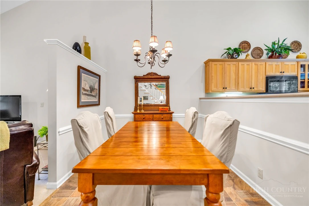 Image number 11 for the current listing