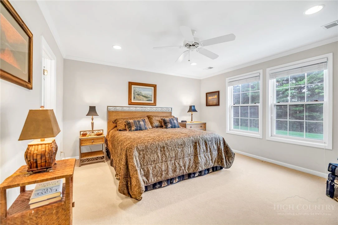 Image number 19 for the current listing