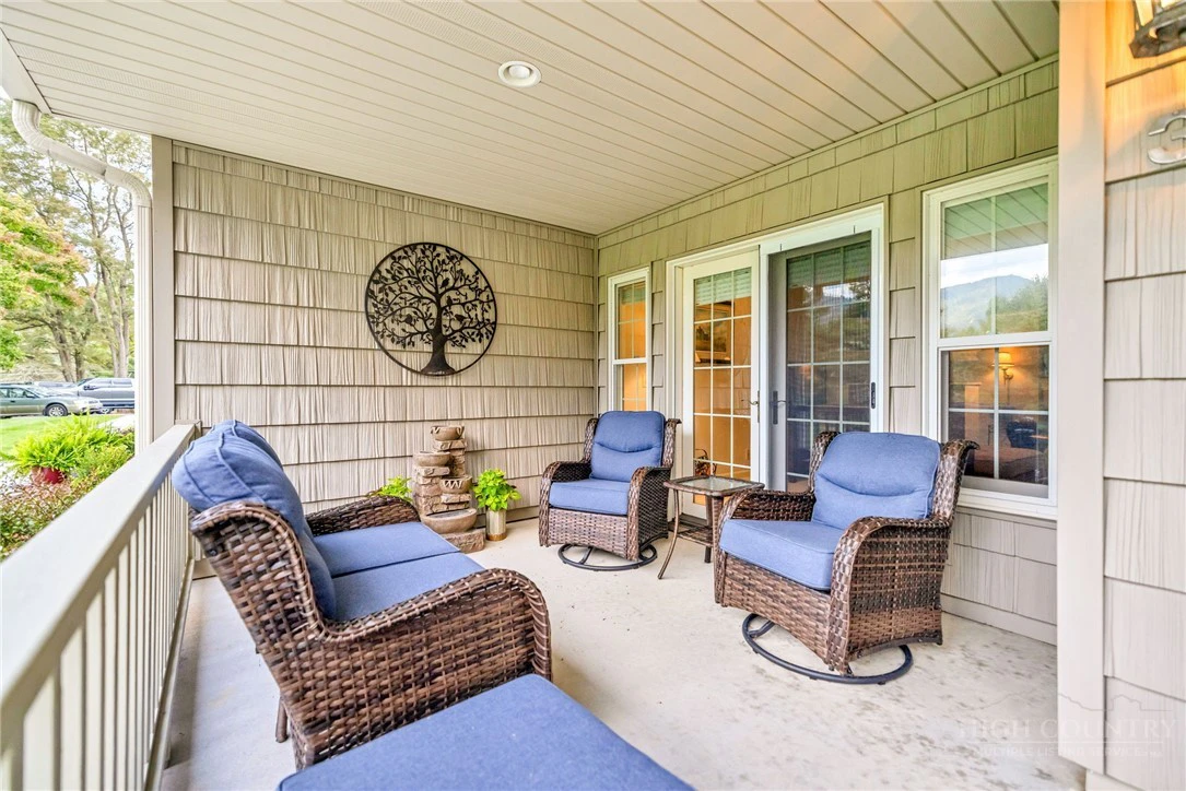 Image number 4 for the current listing