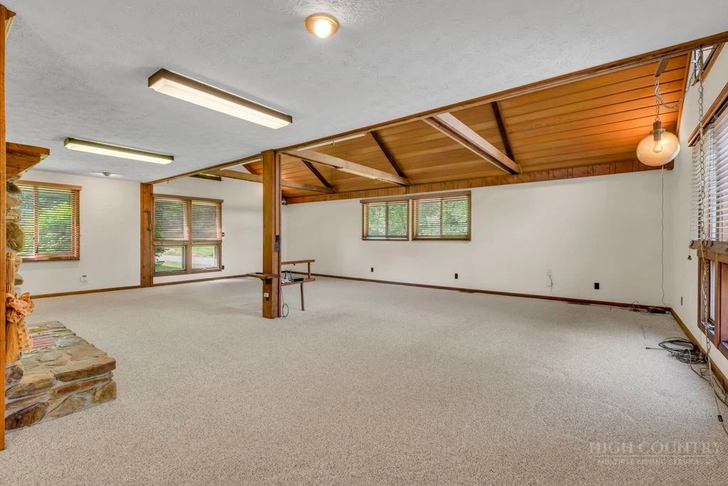 Image number 11 for the current listing