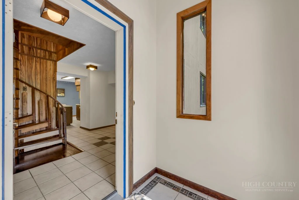 Image number 19 for the current listing
