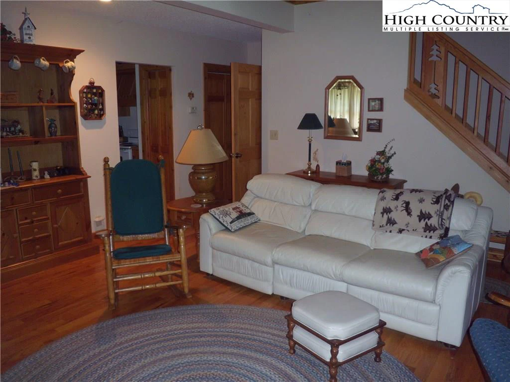 Image number 27 for the current listing