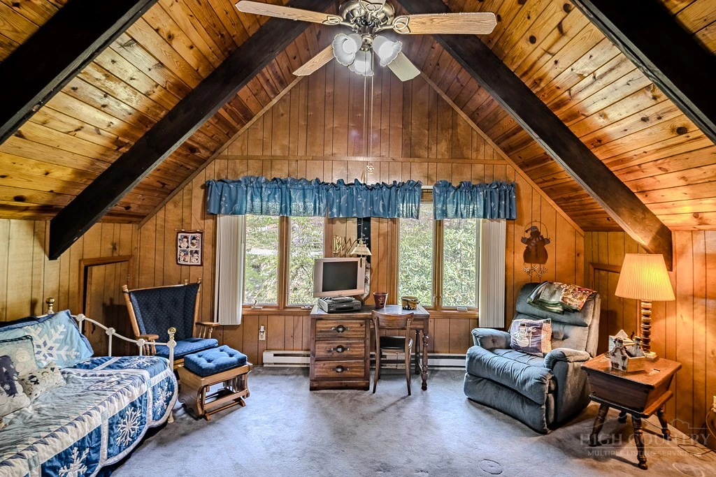 Image number 19 for the current listing