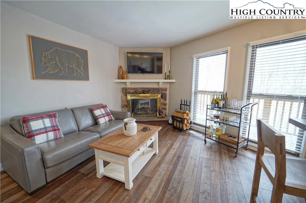 Image number 1 for the current listing