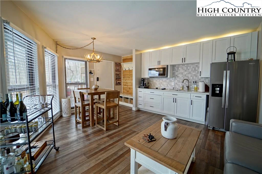 Image number 4 for the current listing
