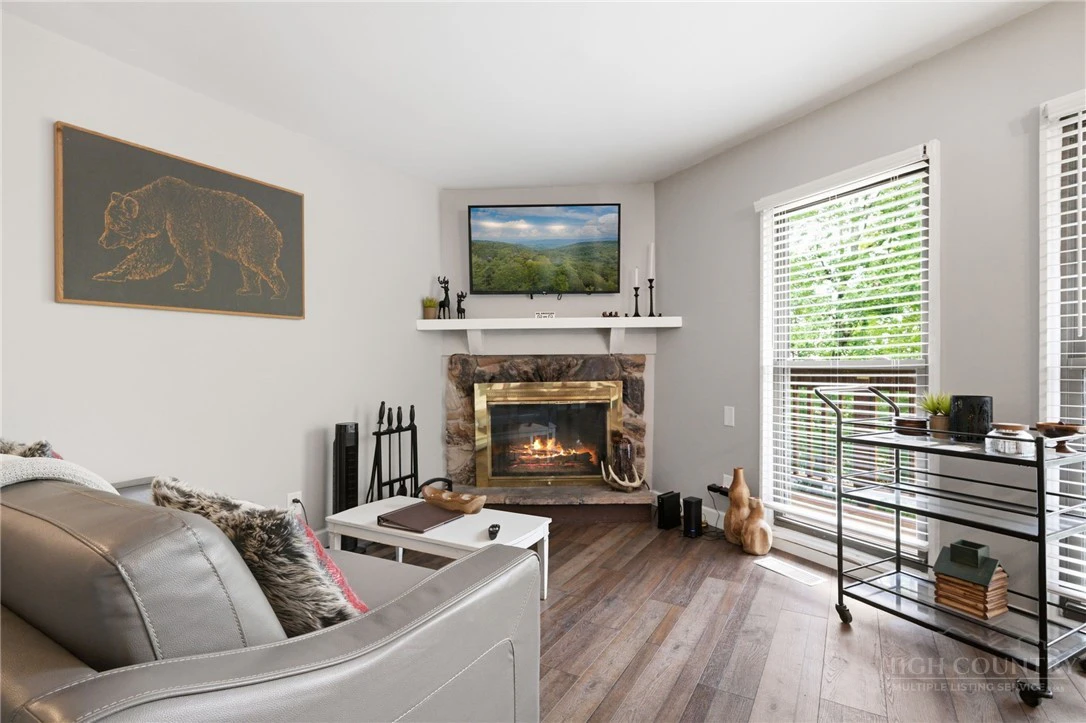Image number 8 for the current listing