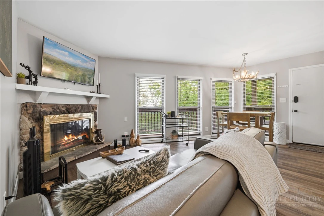 Image number 7 for the current listing