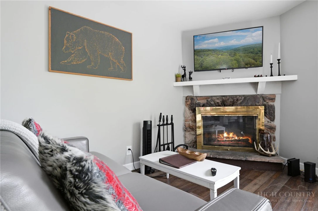 Image number 9 for the current listing