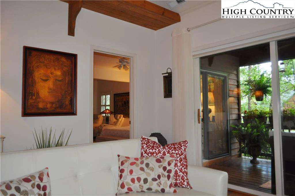 Image number 11 for the current listing