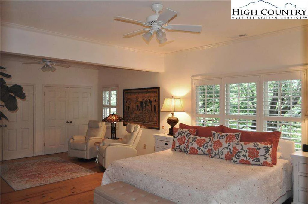 Image number 3 for the current listing