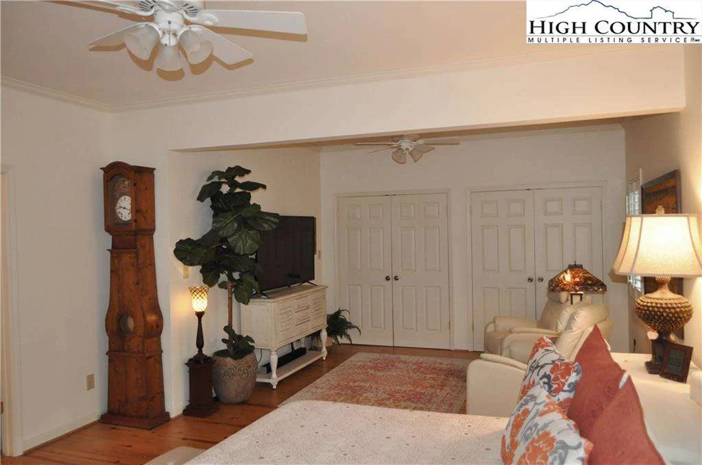 Image number 4 for the current listing