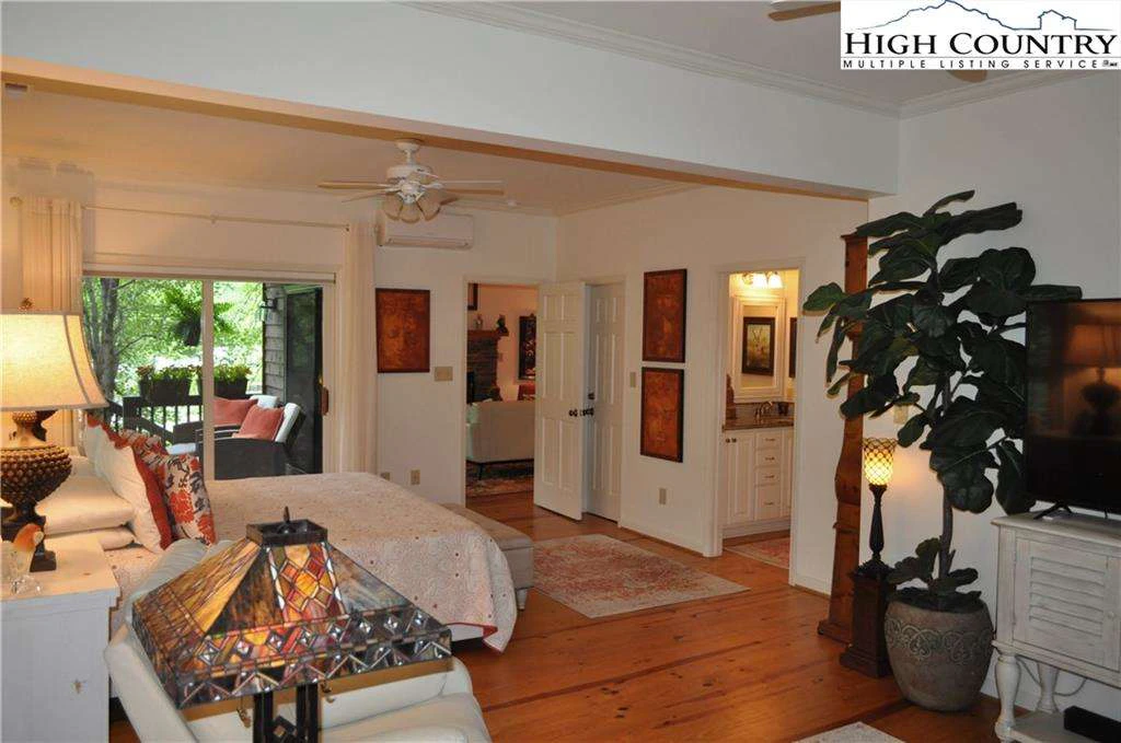 Image number 5 for the current listing