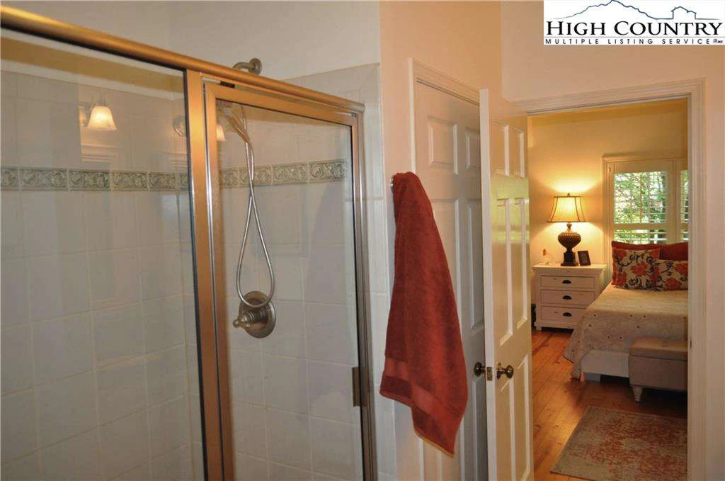 Image number 7 for the current listing