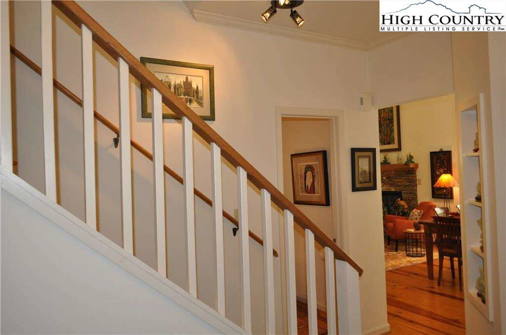 Image number 9 for the current listing