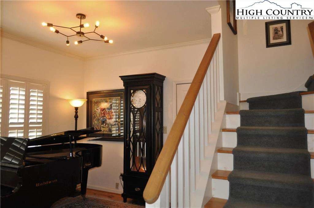 Image number 2 for the current listing