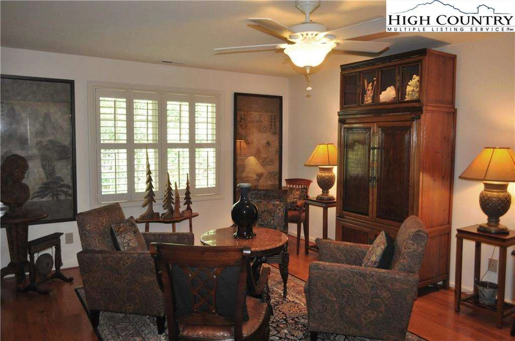 Image number 13 for the current listing