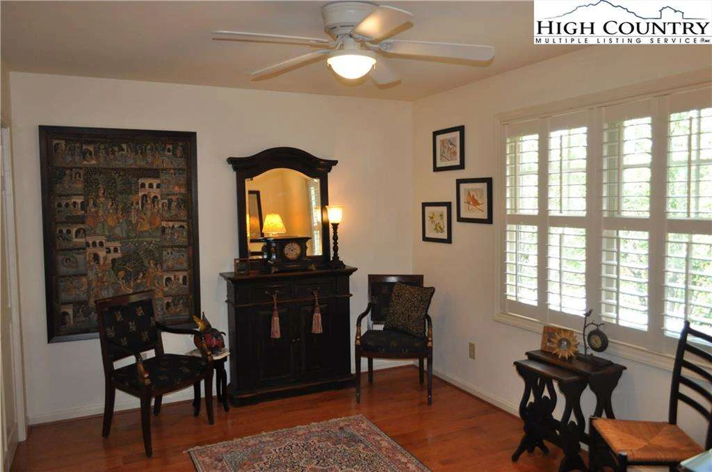 Image number 14 for the current listing