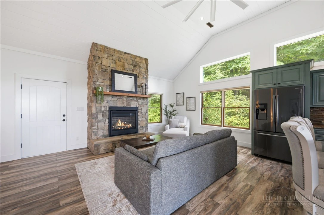 Image number 4 for the current listing