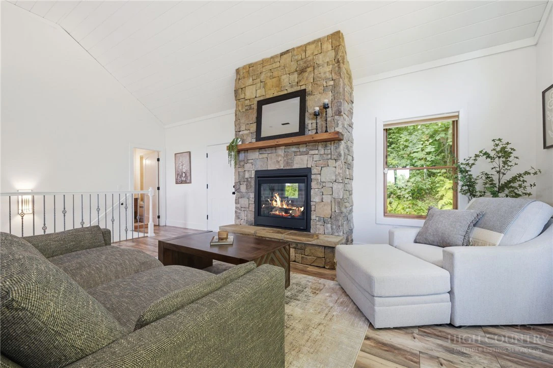 Image number 9 for the current listing