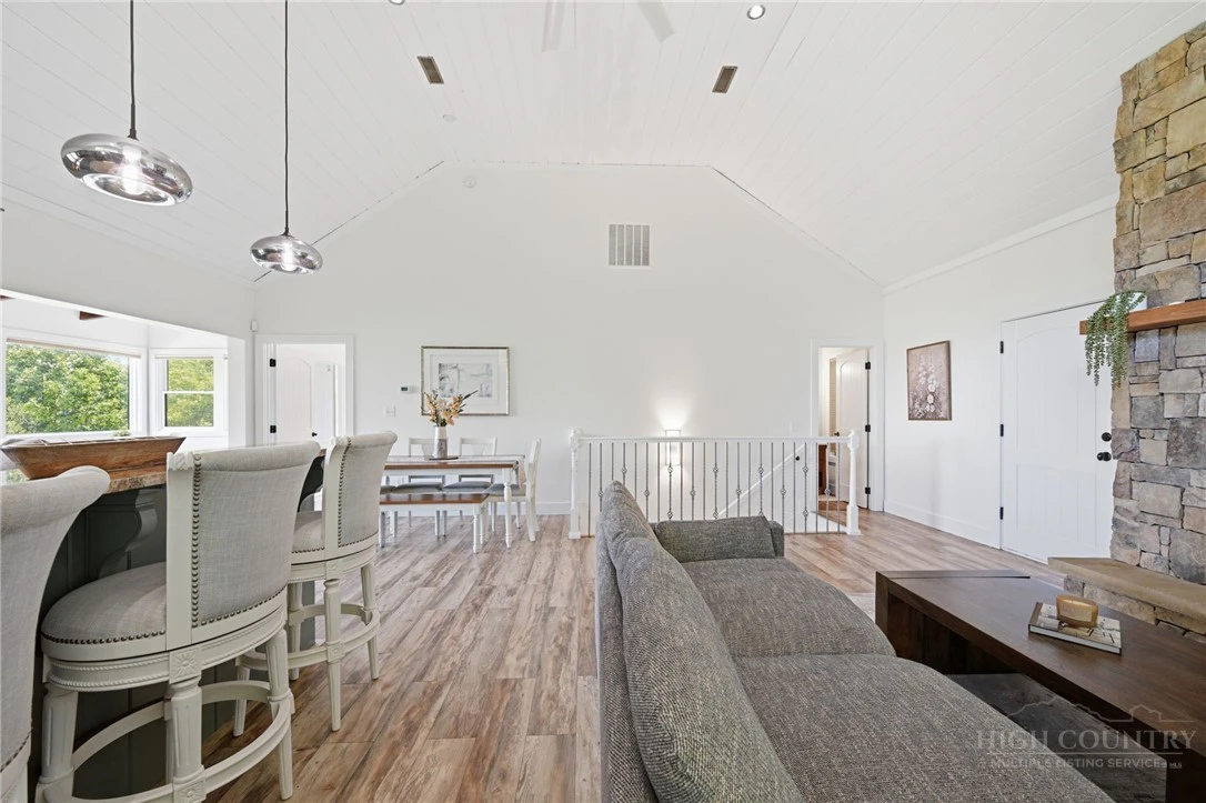 Image number 10 for the current listing