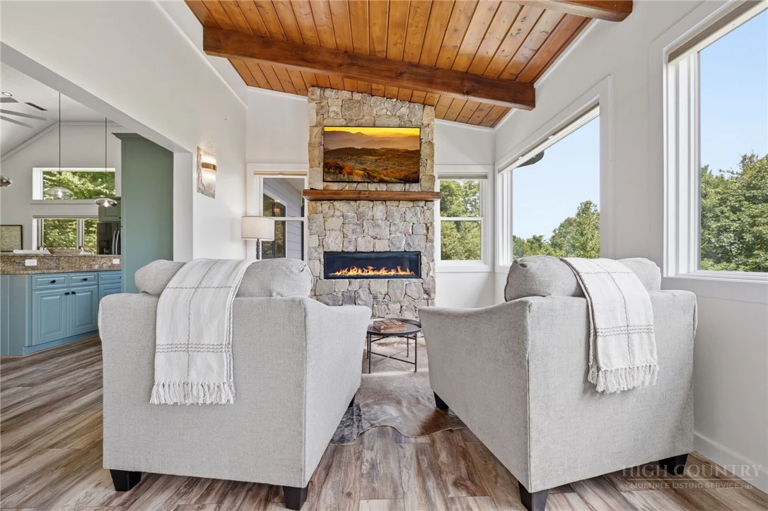 Image number 17 for the current listing