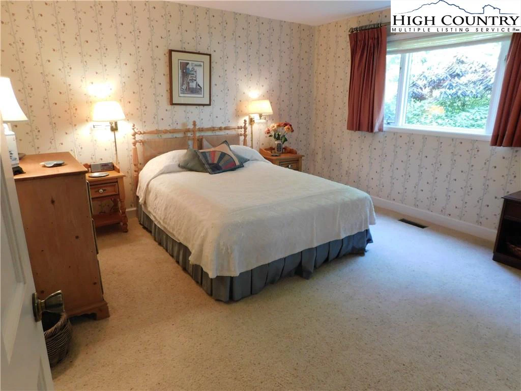 Image number 13 for the current listing