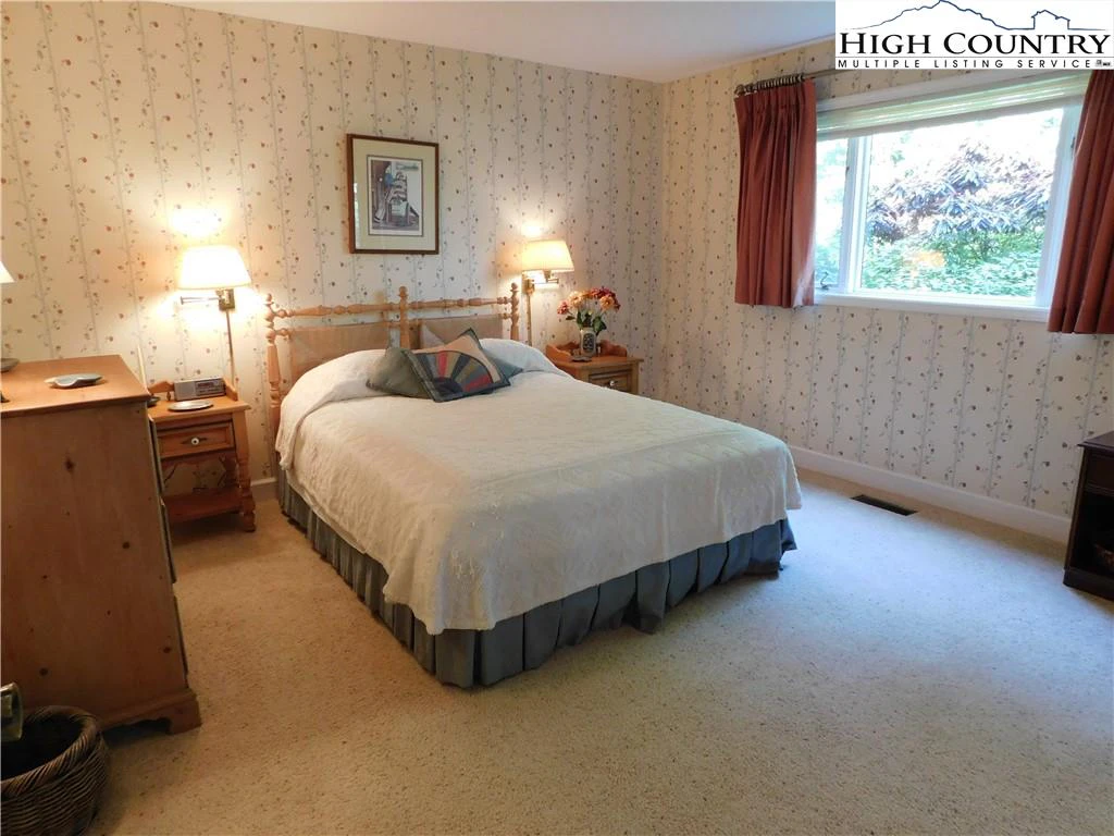 Image number 3 for the current listing