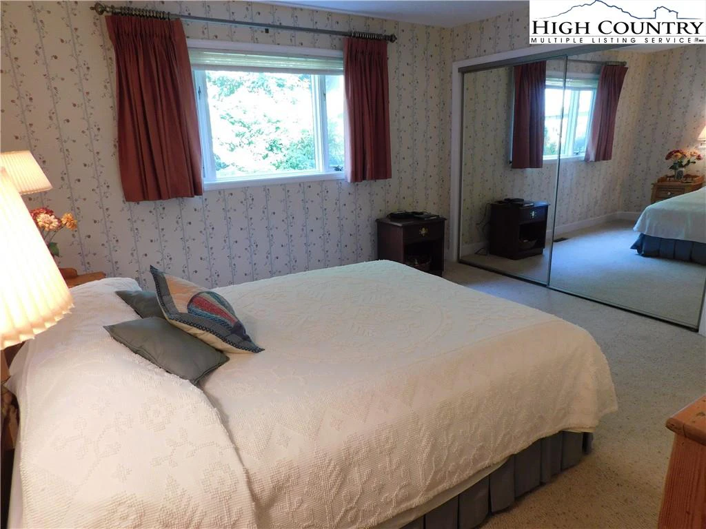 Image number 4 for the current listing