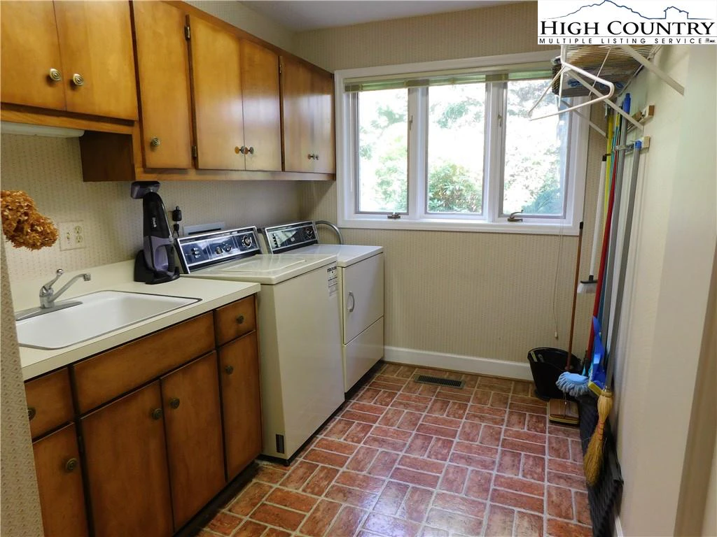 Image number 7 for the current listing