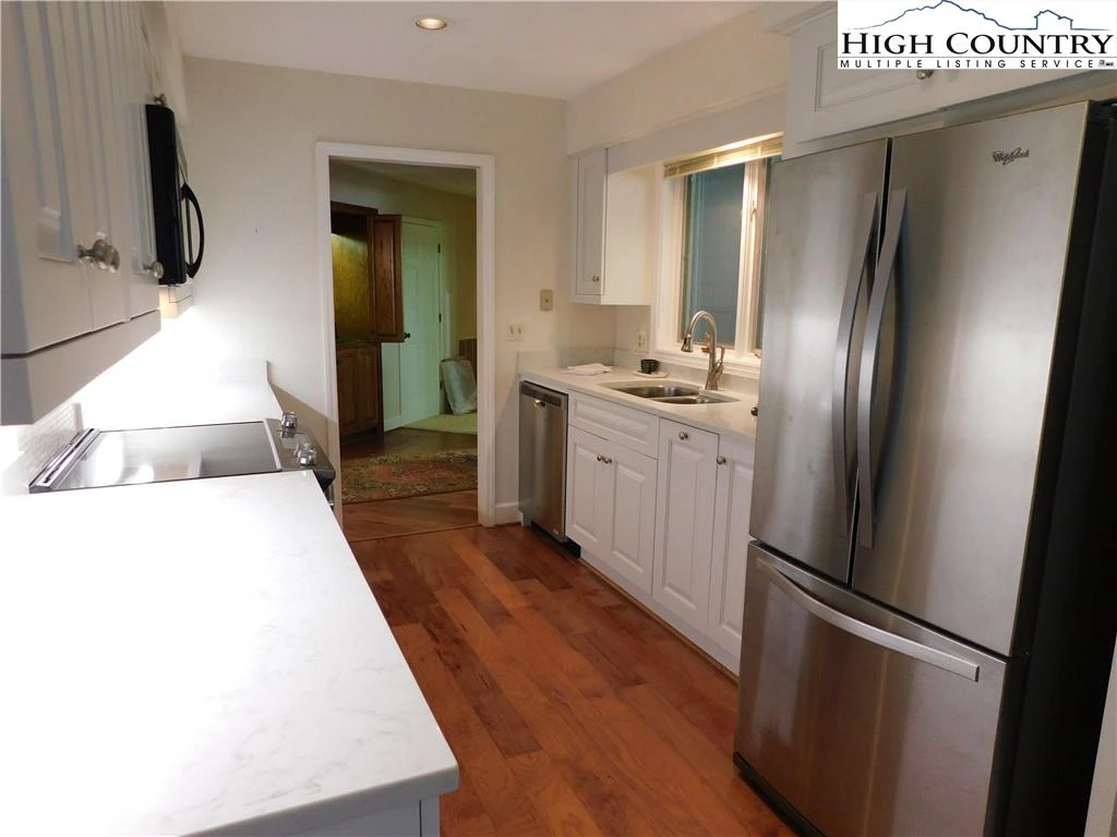 Image number 9 for the current listing