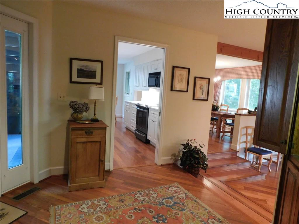 Image number 18 for the current listing