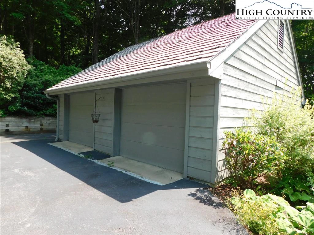 Image number 21 for the current listing